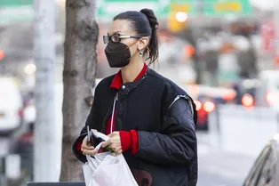 Камуфляжные брюки, бомбер с аппликацией на спине и кроссовки New Balance: стильный комфорт в исполнении Беллы Хадид