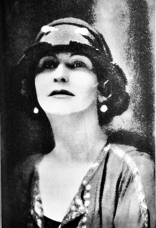 Коко Шанель в «русской» рубашке, 1923