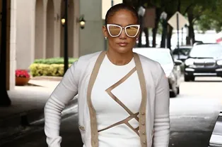 Дженнифер Лопес в платье c прозрачными вставками и любимых туфлях Ким Кардашьян