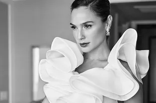 Галь Гадот: «Если бы я могла вернуть что-то из 30-х в нашу повседневную жизнь, выбрала бы сюрреалистические головные уборы в духе Эльзы Скиапарелли»