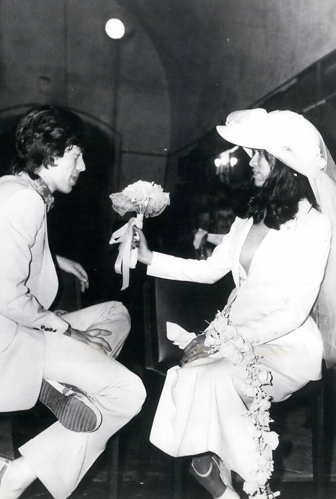 С Миком Джаггеров в день их свадьбы, 1971 год