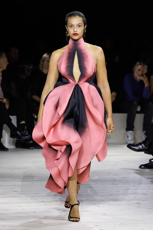 Alexander McQueen весна-лето 2024 Alexander McQueen весна-лето 2024