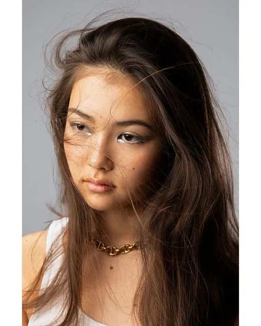 КОЛЬЕ, Dior; МАЙКА – СОБСТВЕННОСТЬ СТИЛИСТА. ТОН DIOR BACKSTAGE LINE FACE AND BODY FOUNDATION, 2N, ТУШЬ ДЛЯ БРОВЕЙ DIORSHOW PUMP’N’BROW, 002, ТУШЬ DIORSHOW ICONIC OVERCURL, 090, РУМЯНА ROUGE BLUSH, 353, БЛЕСК ДЛЯ ГУБ LIP GLOW OIL, 001, ТЕНИ 5 COULEURS COUTURE, 089. ВСЕ Dior Beauty КОЛЬЕ, Dior; МАЙКА – СОБСТВЕННОСТЬ СТИЛИСТА. ТОН DIOR BACKSTAGE LINE FACE AND BODY FOUNDATION, 2N, ТУШЬ ДЛЯ БРОВЕЙ DIORSHOW PUMP’N’BROW, 002, ТУШЬ DIORSHOW ICONIC OVERCURL, 090, РУМЯНА ROUGE BLUSH, 353, БЛЕСК ДЛЯ ГУБ LIP GLOW OIL, 001, ТЕНИ 5 COULEURS COUTURE, 089. ВСЕ Dior Beauty