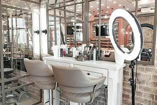 Пять салонов, в которые можно успеть попасть до Нового года