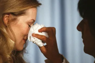 Как перестать оказывать людям токсичную поддержку и какие фразы делают только хуже