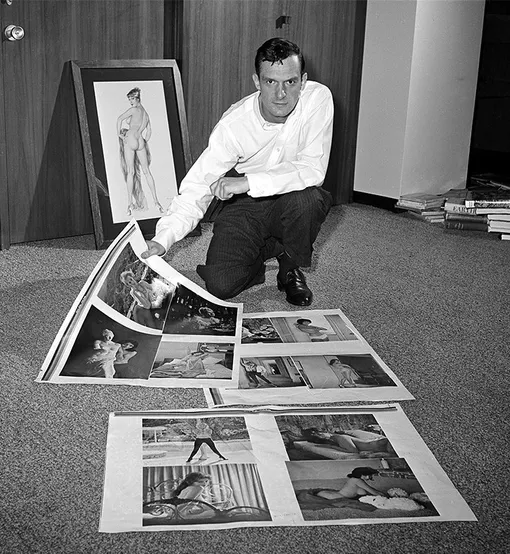 Хью Хефнер просматривает пробные листы для журнала Playboy в Чикаго, 20 июня 1961 год