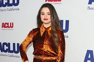 В оттенках осени: Селена Гомес в бархатном платье гипнотического цвета жженой охры