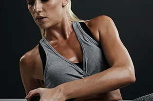 8 упражнений, которые обеспечат идеальный рельеф рук к Новому году