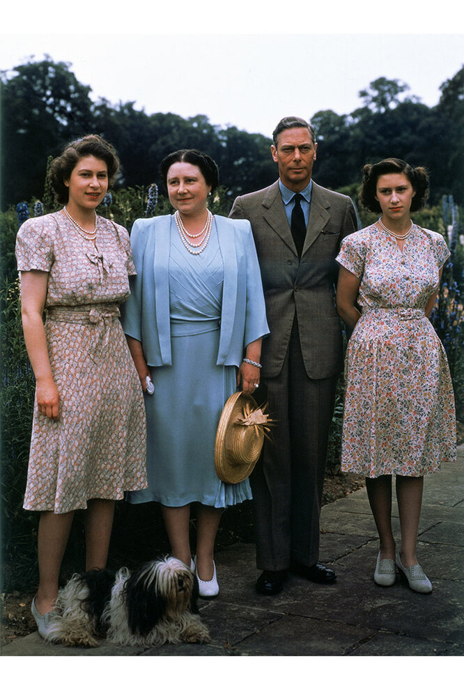 Король Георг VI и королева Елизавета с принцессами Елизаветой и Маргарет, 1944 год