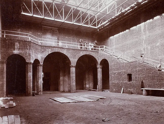 Итальянский дворик во время строительства. 1905