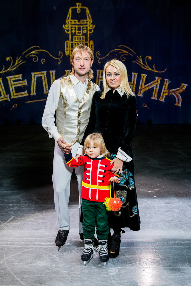 Евгений Плющенко и Яна Рудковская с сыном