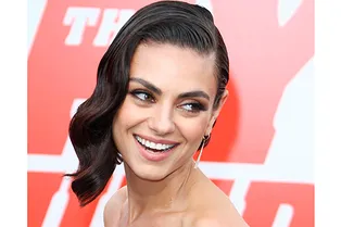 Мила Кунис в роскошном платье Valentino на премьере фильма «Шпион, который меня кинул»