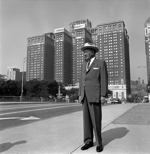 Конрад Хилтон перед отелем Hilton в Чикаго, 1950