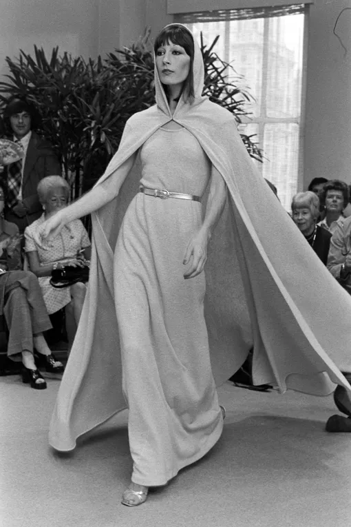 Анжелика Хьюстон на показе Halston Resort 1972 в Нью-Йорке