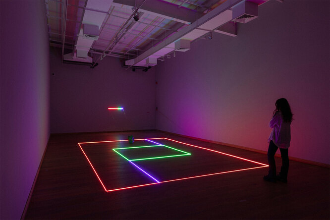 Инсталляция художника Haroon Mirza в галерее Ishara Art Foundation