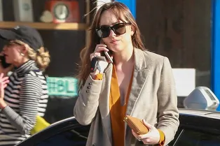 Как одеться на воскресный бранч: мастер-класс от Дакоты Джонсон