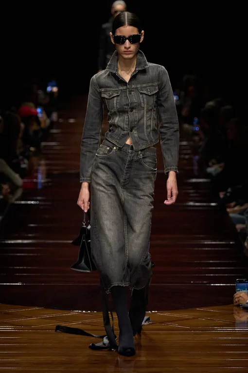 Balenciaga весна-лето 2025 Balenciaga весна-лето 2025
