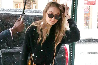 Чем разбавить total black? Джиджи Хадид выбирает необычную сумку и ботильоны в тон