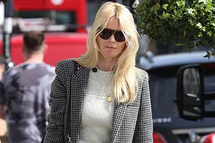 Шерстяной пиджак, серые джинсы и казаки: модный образ на каждый день от Клаудии Шиффер