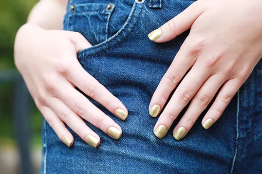 Мастер-класс: как сделать маникюр оттенка металлик с помощью блестящей пудры Мастер-класс: как сделать маникюр оттенка металлик с помощью блестящей пудры