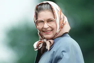 Косынки и вощеные куртки: на майских одевайтесь расслабленно и практично, как Елизавета II на отдыхе