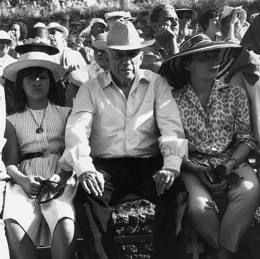 Пабло Пикассо со своей женой Жаклин и дочерью Паломой во время корриды, 1958