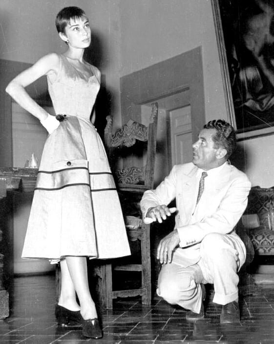 Одри Хепберн на примерке у Сальваторе Феррагамо в 1954-м году