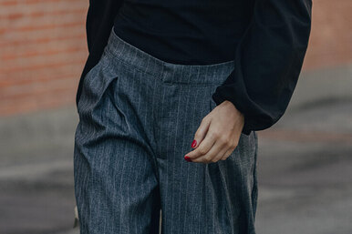 Самые модные шерстяные брюки сезона — тонкую в полоску. 5 актуальных моделей
