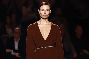 Как превратить скучное комбо из юбки и свитера в трендовый образ: 3 простых способа Как превратить скучное комбо из юбки и свитера в трендовый образ: 3 простых способа