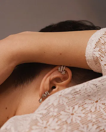 Серьги Etoile Filante и ETERNAL N°5 Etoile Filante earrings in 18K white gold and diamonds. ETERNAL N°5 transformable earrings in 18K white gold and diamonds. The earring length of one earring is adjustable: with the long version worn attached behind the lobe or as a simple ear-stud.