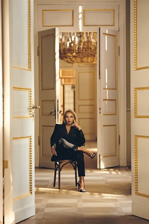 Жакет и брюки, Escada; босоножки, Giuseppe Zanotti; серьги High Jewellery, Chopard Жакет и брюки, Escada; босоножки, Giuseppe Zanotti; серьги High Jewellery, Chopard