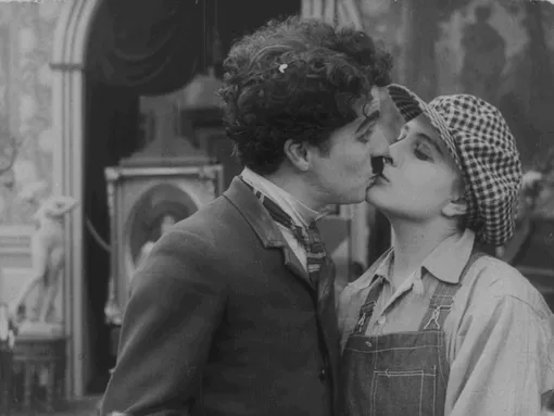 «За экраном» (1916)