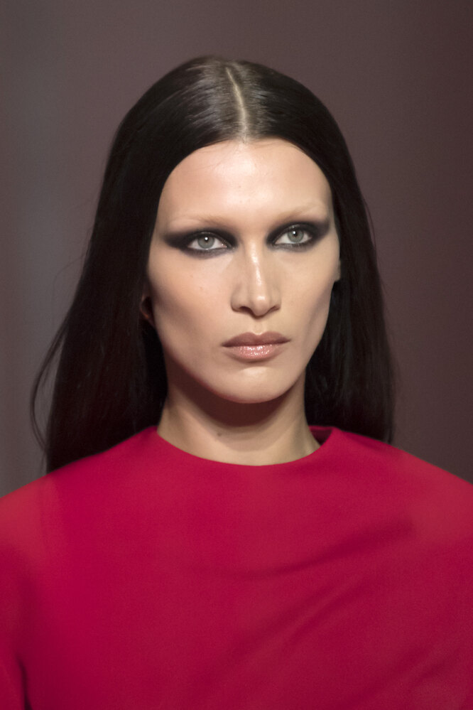 Белла Хадид на показе Versace осень-зима 2022/23