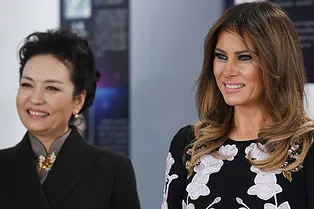 Мелания Трамп освоила китайскую каллиграфию в платье Dolce & Gabbana за 4 тысячи долларов