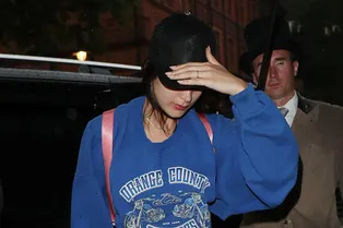 Велосипедки и огромный свитшот: Белла Хадид прибыла в Лондон