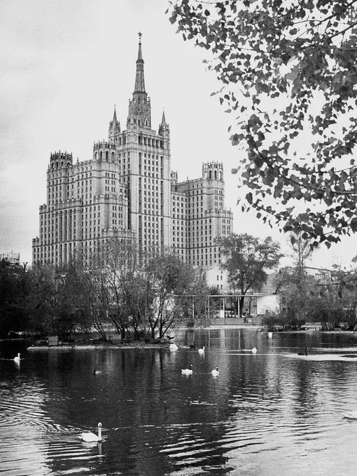 Грановский Н. Лебеди у зоопарка. Вид на жилой дом на Кудринской площади. 1976