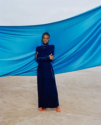 Платье Melitta Baumeister, ожерелье JW Anderson, балетки Camper Платье Melitta Baumeister, ожерелье JW Anderson, балетки Camper
