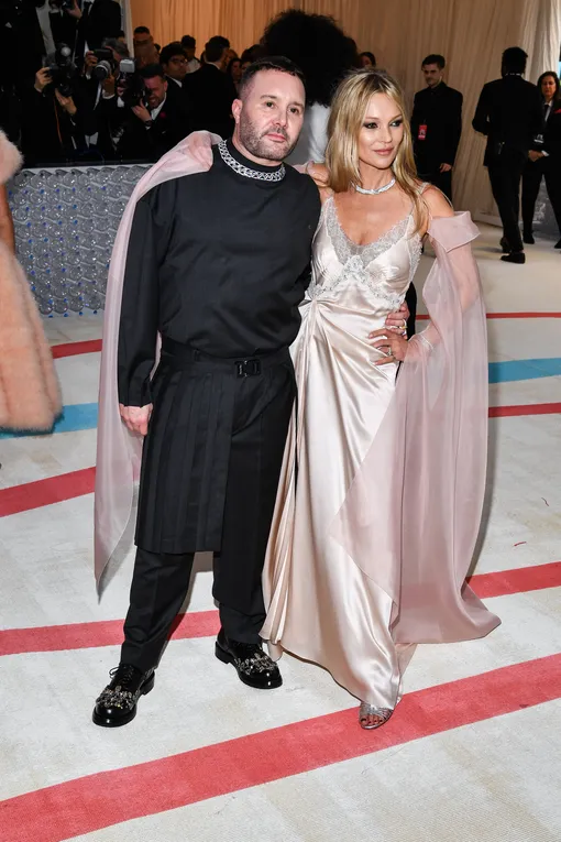 Ким Джонс и Кейт Мосс на посвященном Карлу Лагерфельду The 2023 Met Gala