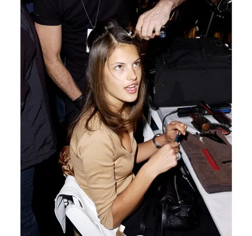 Алессандра Амброзио во время бэкстейджа 7го шоу Victoria's Secret, 2001 год Алессандра Амброзио во время бэкстейджа 7го шоу Victoria's Secret, 2001 год