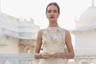 Наталья Водянова в платье «невесты» Dior любуется красотами Индии