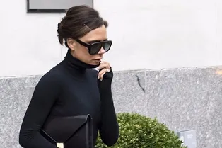 Джинсы-бойфренды и каблуки: любимое сочетание Виктории Бекхэм