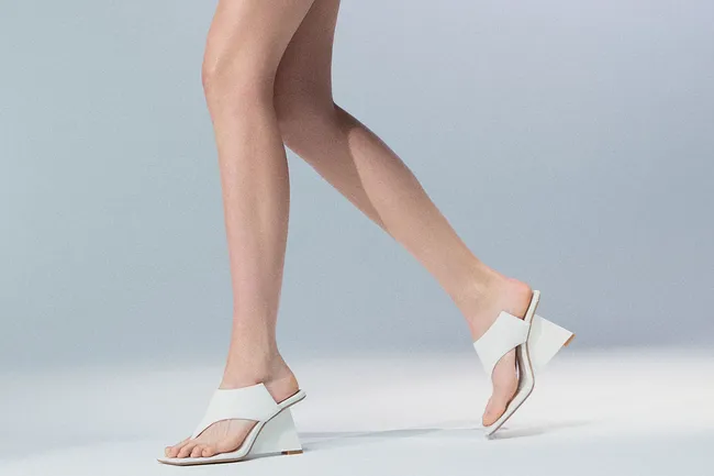 Уверенность и комфорт: 7 пар летней обуви на танкетке