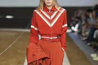 Самый модный колор-блок сезона — c оранжевым. Носим как на шоу Prada, Saint Laurent и Loewe Самый модный колор-блок сезона — c оранжевым. Носим как на шоу Prada, Saint Laurent и Loewe