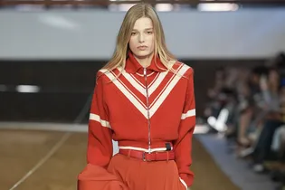Самый модный колор-блок сезона — c оранжевым. Носим как на шоу Prada, Saint Laurent и Loewe