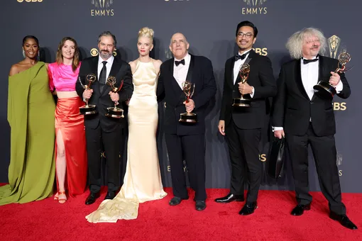 Команда сериала «Ход королевы» с наградами Команда сериала «Ход королевы» с наградами