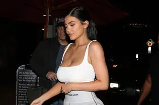 Легинсы с каблуками и короткий топ: Кайли Дженнер копирует стиль Ким Кардашьян