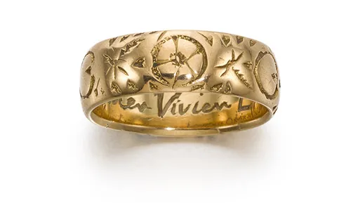 Золотое кольцо с выгравированной монограммой «Лоуренс Оливье- Вивьен – Вместе до конца дней».