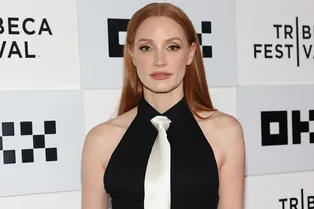 Как правильно носить модный мужской галстук: голливудский пример от Джессики Честейн