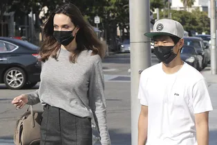 Образец элегантности: даже простой серый свитер на Анджелине Джоли выглядит стильно