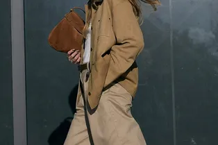 Весной выбирайте бежевые джинсы вместо белых